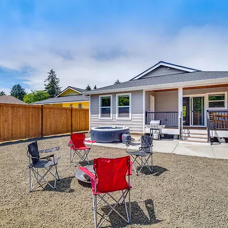 Villa Charming Westport Abode With Hot Tub, Deck And Yard!